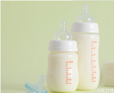 如何给宝宝换奶粉正确,怎么给婴儿更换奶粉 如何给宝宝换奶粉正确,怎么给婴儿更换奶粉