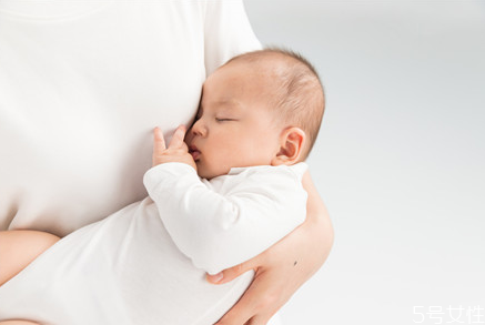 婴儿睡觉脚总是交叉是不是正常,宝宝睡觉双脚交叉