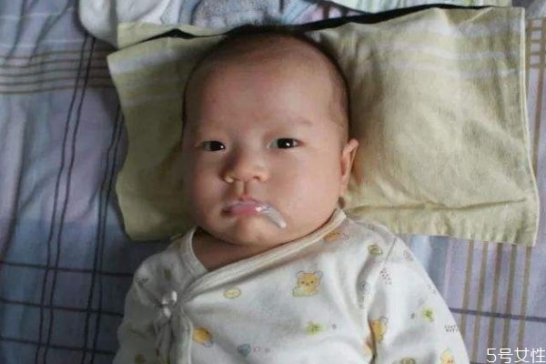婴儿吐奶是什么原因,婴儿为啥吐奶