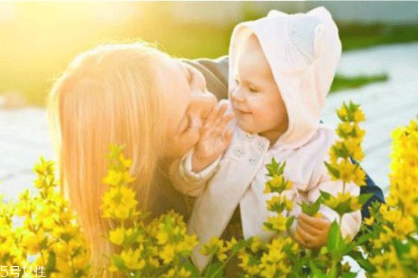 冬天婴儿晒太阳注意事项,婴儿要不要晒太阳