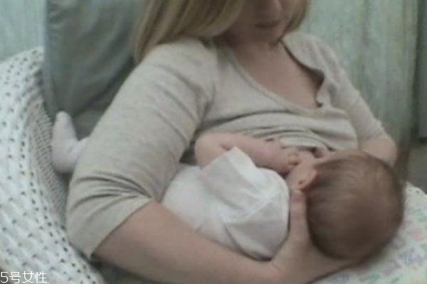 呛奶后的急救方法,宝宝呛奶后的急救处理方法有哪些