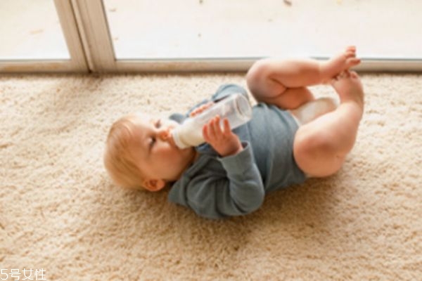 怎么避免宝宝呛奶,经常呛奶对宝宝有什么影响