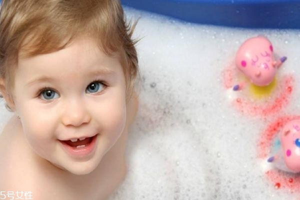 宝宝感冒洗澡有好处吗,宝宝感冒期间洗澡好不好