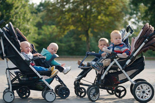 婴儿多大可以坐婴儿车推出去,孩子6个月应该买什么婴儿车 婴儿多大可以坐婴儿车推出去,孩子6个月应该买什么婴儿车