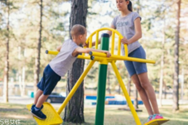 宝宝怕热的表现,宝宝怕热是什么原因 宝宝怕热的表现,宝宝怕热是什么原因