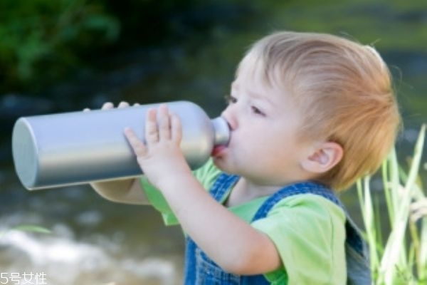 水的摄入量是多少合适,正常水摄入量 水的摄入量是多少合适,正常水摄入量