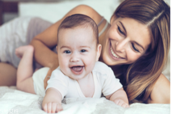 婴儿不会爬是什么原因,宝宝不会爬正常吗