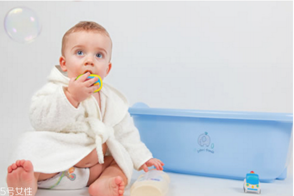 宝宝冬天洗澡室内温度多少合适,婴儿冬天洗澡室内温度