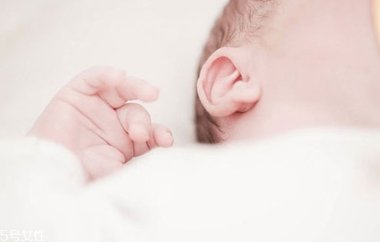 宝宝耳内湿疹是什么症状,婴儿耳内湿疹是怎么引起的