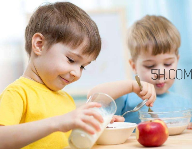 宝宝学吃饭的最佳时期,婴儿什么时候开始自己学着吃饭