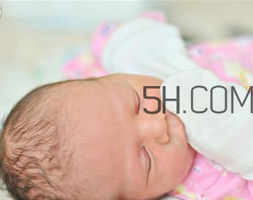 婴儿身上出现红斑,宝宝身上有红斑是怎么回事 婴儿身上出现红斑,宝宝身上有红斑是怎么回事