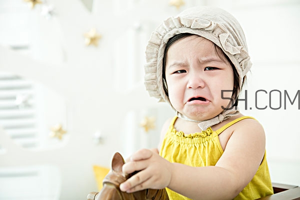 宝宝哭闹哄不好,宝宝哭闹妈妈越哄越哭