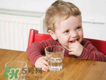 宝宝喝矿泉水的危害,小孩长期喝矿泉水对身体有害吗