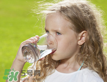 宝宝喝矿泉水好吗,婴儿适合喝矿泉水还是纯净水