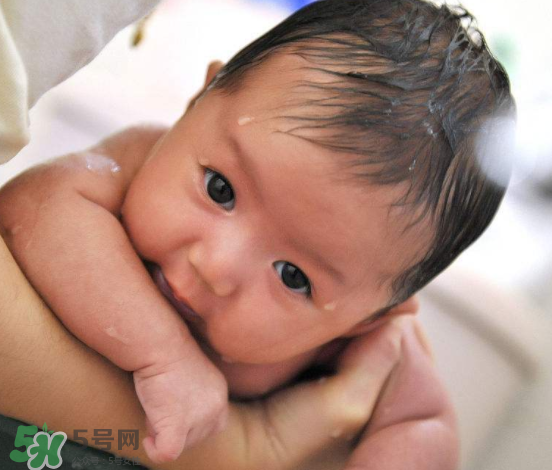 秋天婴儿洗几次澡,秋天婴儿多久洗一次澡 秋天婴儿洗几次澡,秋天婴儿多久洗一次澡