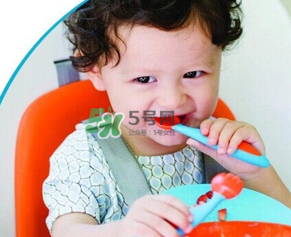 婴儿长牙吃什么辅食,宝宝长牙就可以添加辅食吗