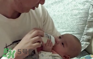 婴儿吐奶呈黄色是什么原因,婴儿吐奶呈黄色