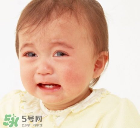 宝宝哭闹会导致吐奶吗,宝宝吐奶后一直哭闹怎么回事