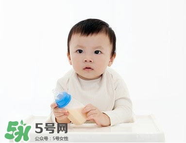 新生儿呕吐和吐奶的区别是什么?,婴儿吐奶和溢奶的区别