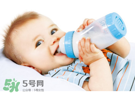 婴儿吐奶时的正确处理方法,吐奶时应该怎么处理 婴儿吐奶时的正确处理方法,吐奶时应该怎么处理