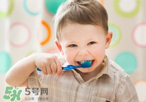 宝宝长牙拉肚子怎么办啊,婴儿长牙腹泻