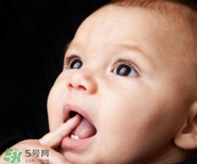 儿童长牙发烧怎么处理,三岁宝宝牙龈肿痛发烧怎么办 儿童长牙发烧怎么处理,三岁宝宝牙龈肿痛发烧怎么办