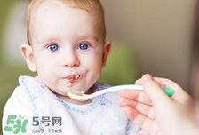 婴儿添加辅食后大便的变化,婴儿吃辅食后大便变化