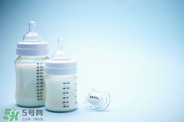 奶粉加什么不会上火,新生儿喝奶粉上火的解决办法 奶粉加什么不会上火,新生儿喝奶粉上火的解决办法