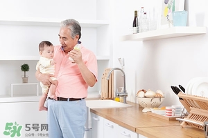 幼儿抓握训练游戏,抓手小游戏