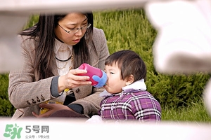 宝宝喝水老是呛着怎么办,宝宝喝水老是呛到怎么办