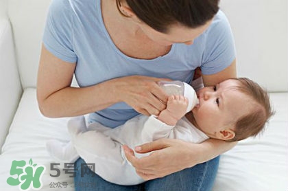 喂奶粉太烫了对婴儿有什么影响,奶粉太烫有什么影响