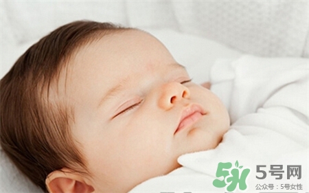 孩子鼻子上有青的怎么回事啊,婴幼儿鼻子上有青的是什么回事