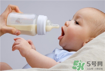 宝宝奶水不够不吃奶粉怎么办,宝宝的奶粉需要多少度的水