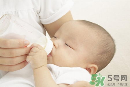 婴幼儿穿连体衣的好处,婴儿穿连体衣好不好