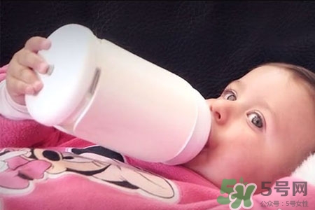两个月的婴儿吐奶怎么办,一个多月的宝宝吐奶后多久可以喂奶