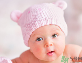 婴儿秋天穿什么衣服好,婴儿秋冬天穿什么衣服