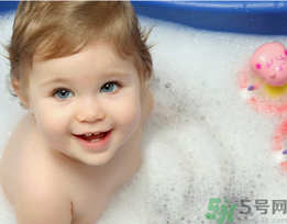 秋天宝宝多久洗一次澡合适,秋天宝宝多久洗一次澡比较好