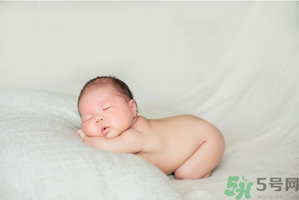 冬天给宝宝盖被子的正确方式,宝宝需要盖被子