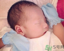 婴儿戴手套好吗,婴儿的手要不要戴手套