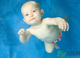 婴儿游泳的好处有哪些,婴儿游泳的好处和弊端