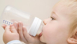 怎样才知道奶水够不够宝宝喝,怎么判断奶量够不够宝宝吃