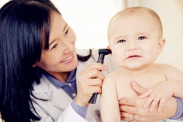 宝宝用手抓耳朵是怎么回事,宝宝老是抓耳朵怎么办 宝宝用手抓耳朵是怎么回事,宝宝老是抓耳朵怎么办