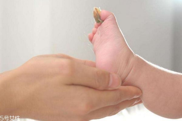 冬天要不要给婴儿洗脚,幼儿洗脚的正确方法步骤