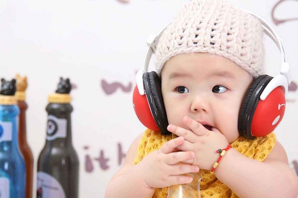 给婴儿换尿裤的正确方式,宝宝尿裤子了要不要及时换