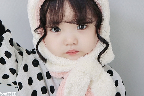 宝宝睡觉踢被子的原因,宝宝睡觉老踢被子是什么原因