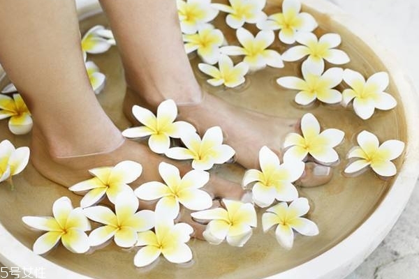 小孩在冬天能用热水泡脚吗,小宝宝可以用热水泡脚吗