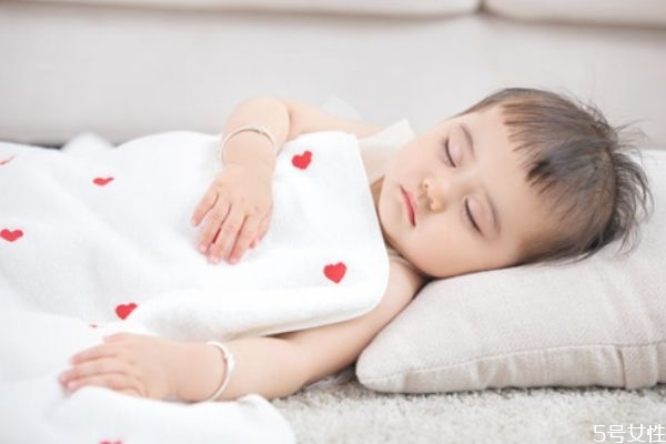 冬季宝宝穿什么衣服睡觉,最佳的冬季宝宝睡觉穿衣法则 冬季宝宝穿什么衣服睡觉,最佳的冬季宝宝睡觉穿衣法则