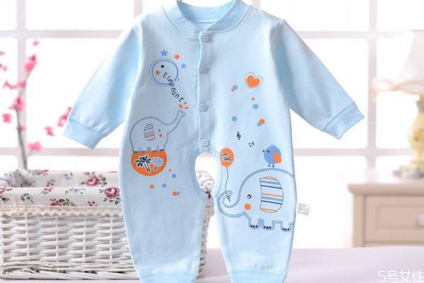 连体衣怎么换尿布图解,连体衣怎么换尿布 连体衣怎么换尿布图解,连体衣怎么换尿布