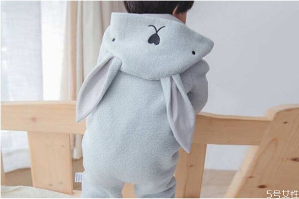 宝宝穿连体衣的好处,婴幼儿穿连体衣的好处