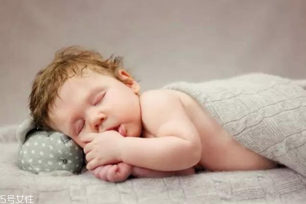 怎样改掉宝宝晚睡的毛病,婴儿晚睡怎样纠正